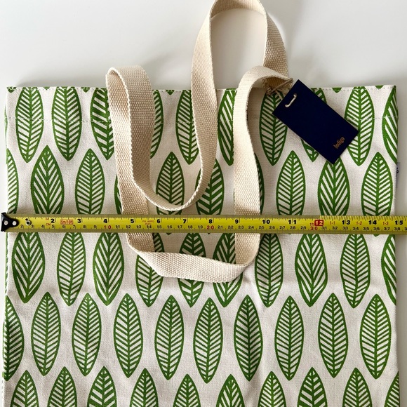 NWT Canvas Tote Bag in Leaf Print - Picture 5 of 9